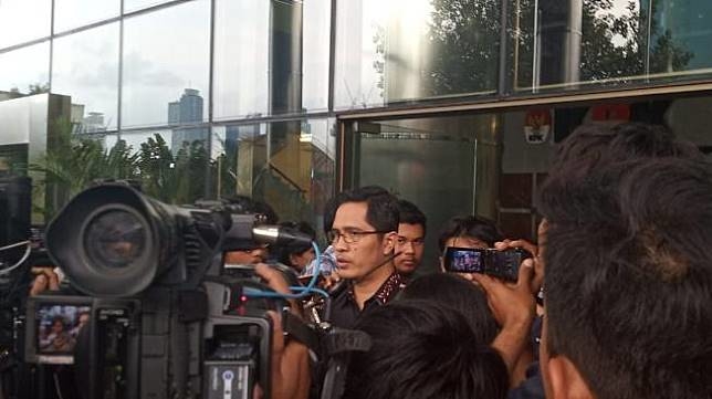 Jubir KPK Febri Diansyah memberikan klarifikasi soal dua penyidik yang di aniaya di Hotel Borobudur. (Suara.com/Ade Dianti)