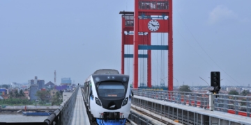 Salah satu LRT di Palembang. Salah satu infrastruktur yang dibiayai pihak asing. Wakil Gubernur Sumatera Selatan Mawardi Yahya mengungkap rendahnya animo masyarakat menggunakan LRT atawa Light Rail Transit. Akibatnya, infrastruktur kebanggan Presiden Joko Widodo itu menjadi beban.