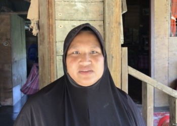 Rahmawati, salah seorang warga di Desa Kuala Penaga, Aceh Tamiang, Aceh (foto: VOA/Anugrah Andriansyah)