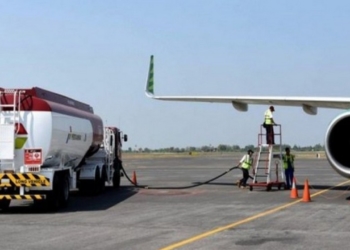 Aktivitas pengisian bahan bakar avtur di bandara.. Foto: Istimewa.