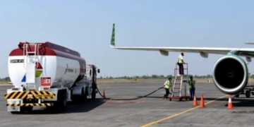 Aktivitas pengisian bahan bakar avtur di bandara.. Foto: Istimewa.
