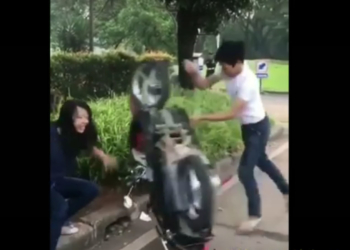Sebuah video seorang pria berkaos putih merusak motor viral di sosial media, Kamis (7/2/2019).