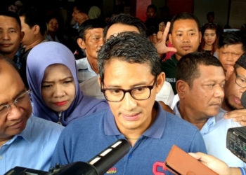 Sandiaga Uno mengunjungi musisi Ahmad Dhani di Rutan Kelas I Surabaya, Sabtu,16 Februari 2019. (Foto: Petrus Riski/VOA)