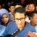 Sandiaga Uno mengunjungi musisi Ahmad Dhani di Rutan Kelas I Surabaya, Sabtu,16 Februari 2019. (Foto: Petrus Riski/VOA)