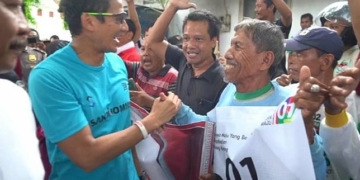 Cawapres nomor urut 02 Sandiaga Uno di Bojonegoro disambut pendukung Jokowi. Sumber Foto: VIVA.