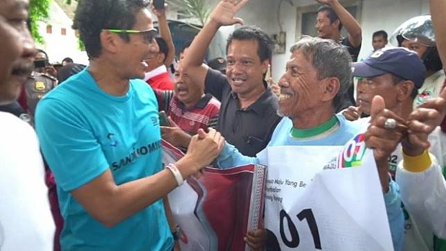 Cawapres nomor urut 02 Sandiaga Uno di Bojonegoro disambut pendukung Jokowi. Sumber Foto: VIVA.