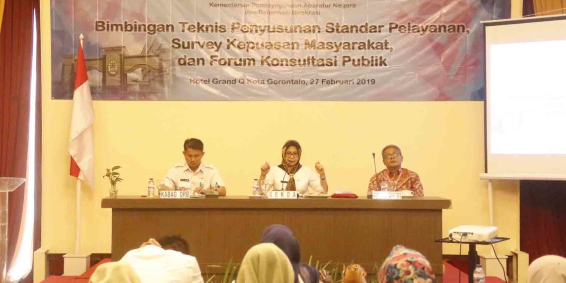 Sekda Kabupaten Gorontalo, Hadijah U. Tayeb Saat membuka kegiatan Bimbingan teknis Pelayanan Publik, Survey Kepuasan dan Forum Konsultasi Publik di Grand Q Hotel Kota Gorontalo, Rabu (27/2). Foto: Dok.Humas