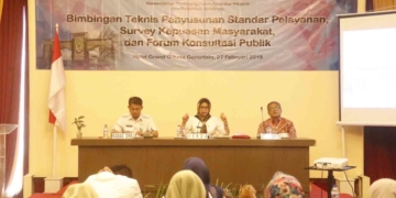 Sekda Kabupaten Gorontalo, Hadijah U. Tayeb Saat membuka kegiatan Bimbingan teknis Pelayanan Publik, Survey Kepuasan dan Forum Konsultasi Publik di Grand Q Hotel Kota Gorontalo, Rabu (27/2). Foto: Dok.Humas