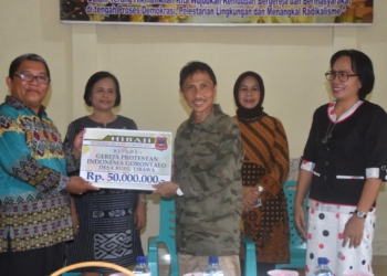 Bup[ati Kabupaten Gorontalo, nelson Pomalingo, saat menyerahkan hibah Pemkab Gorontalo, kepada pihak Gereja Protestan