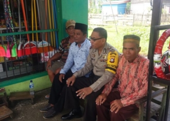 Bhabinkamtibmas Desa Toto Selatan Kabupaten Bone Bolango Aipda Samin Monoarfa yang melaksanakan kunjungan ke warung salah satu warga binaanya.