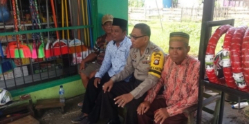 Bhabinkamtibmas Desa Toto Selatan Kabupaten Bone Bolango Aipda Samin Monoarfa yang melaksanakan kunjungan ke warung salah satu warga binaanya.