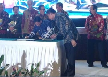 Bupati Gorontalo, Nelson Pomalingo saat menandatangani deklarasi Penyelamatan Danau Prioritas Nasional, yang di gelar di kantor KLHK, kebon Nanas jalan DI. Panjaitan, Jakarta, Senin (25/03/2019).