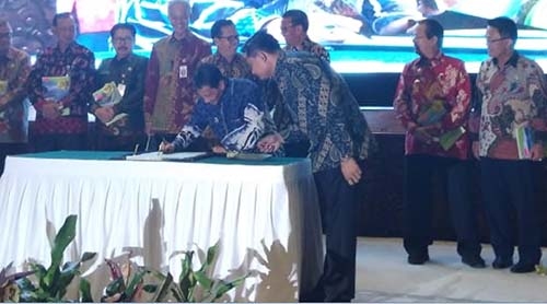 Bupati Gorontalo, Nelson Pomalingo saat menandatangani deklarasi Penyelamatan Danau Prioritas Nasional, yang di gelar di kantor KLHK, kebon Nanas jalan DI. Panjaitan, Jakarta, Senin (25/03/2019).