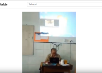 Screenshot video seorang guru yang memutar film porno di kelas.