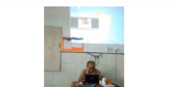 Screenshot video seorang guru yang memutar film porno di kelas.