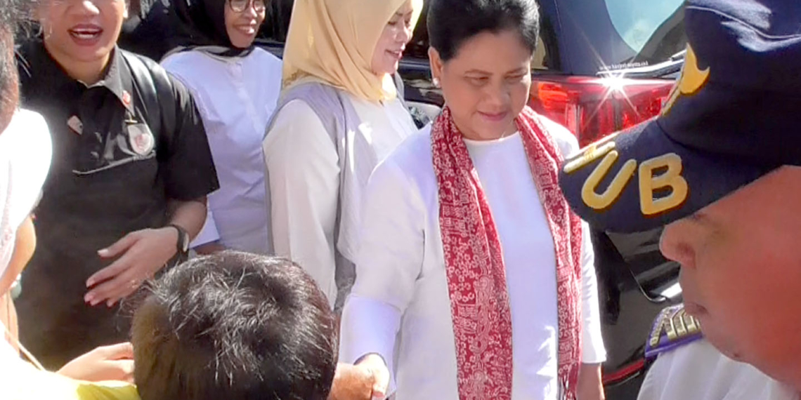 Ibu Negara Iriana Joko Widodo didampingi Ida Sahidah, istri Gubernur Gorontalo menyapa dan menyalami warga di Pasar Sentral Gorontalo, Jumat (1/3/2019). Foto: Lukman Polimengo.