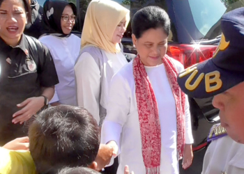 Ibu Negara Iriana Joko Widodo didampingi Ida Sahidah, istri Gubernur Gorontalo menyapa dan menyalami warga di Pasar Sentral Gorontalo, Jumat (1/3/2019). Foto: Lukman Polimengo.