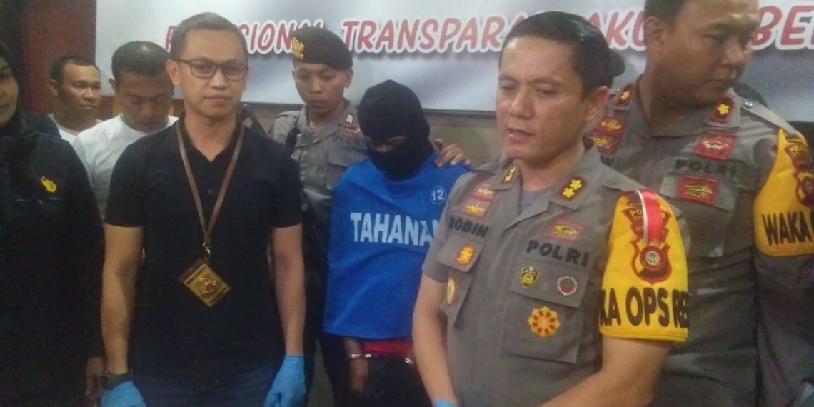 Kapolres Gorontalo Kota AKBP Robin Lumban Raja saat memberikan keterangan pers terkait penangkapan pelaku pembunuhan di Jalan DI Panjaitan. Foto: Lukman Polimengo.