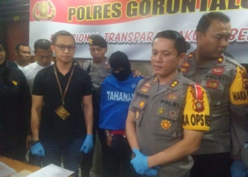 Kapolres Gorontalo Kota AKBP Robin Lumban Raja saat memberikan keterangan pers terkait penangkapan pelaku pembunuhan di Jalan DI Panjaitan. Foto: Lukman Polimengo.