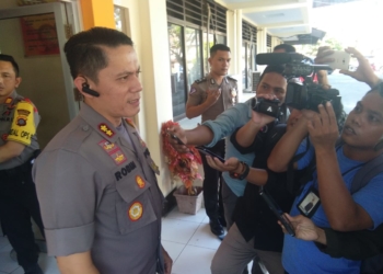 Kapolres Gorontalo Kota, AKBP Robin Lumban Raja, saat memberikan keterangan kepada awak media. Foto: Lukman Polimengo.