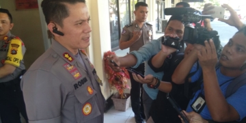 Kapolres Gorontalo Kota, AKBP Robin Lumban Raja, saat memberikan keterangan kepada awak media. Foto: Lukman Polimengo.