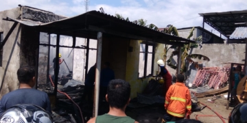 Petugas pemadam kebakaran memadamkan kobaran api yang membakar rumah Roni H Bumolo, salah seorang caleg di Kelurahan Moodu, Kecamatan Kota Timur, Kota Gorontalo, Senin (19/3/2019). (FOTO: ANDI/gopos.id)