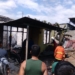 Petugas pemadam kebakaran memadamkan kobaran api yang membakar rumah Roni H Bumolo, salah seorang caleg di Kelurahan Moodu, Kecamatan Kota Timur, Kota Gorontalo, Senin (19/3/2019). (FOTO: ANDI/gopos.id)