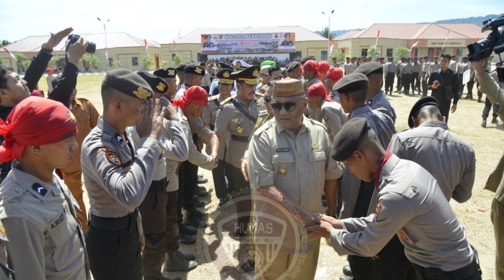 Gubernur Gorontalo Rusli Habibie (tengah) memberikan ucapan selamat kepada Bintara Polri yang baru saja diambik sumpah dan dilantik oleh Kapolda Gorontalo Brigjenpol Rachmad Fudail di SPN Polda Gorontalo, Kecamatan Tabongo, Kabupaten Gorontalo, Senin (04/03/2019). 199 Bintara Polri baru ini merupakan angkatan pertama yang dihasilkan dari SPN Polda Gorontalo. (Foto: Salman-Humas).