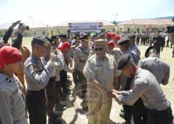 Gubernur Gorontalo Rusli Habibie (tengah) memberikan ucapan selamat kepada Bintara Polri yang baru saja diambik sumpah dan dilantik oleh Kapolda Gorontalo Brigjenpol Rachmad Fudail di SPN Polda Gorontalo, Kecamatan Tabongo, Kabupaten Gorontalo, Senin (04/03/2019). 199 Bintara Polri baru ini merupakan angkatan pertama yang dihasilkan dari SPN Polda Gorontalo. (Foto: Salman-Humas).