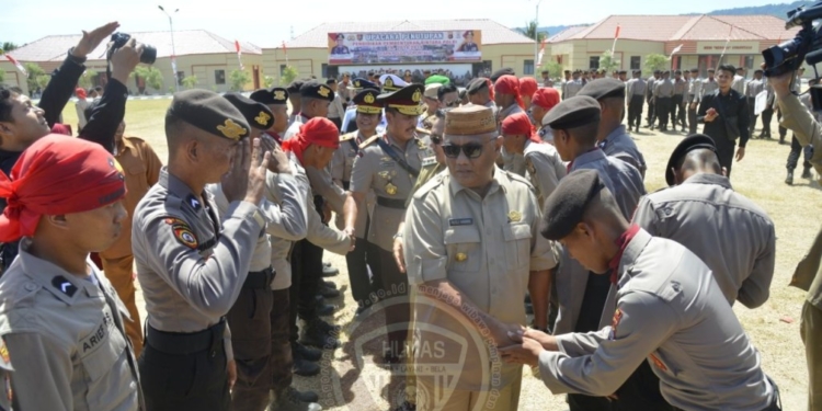 Gubernur Gorontalo Rusli Habibie (tengah) memberikan ucapan selamat kepada Bintara Polri yang baru saja diambik sumpah dan dilantik oleh Kapolda Gorontalo Brigjenpol Rachmad Fudail di SPN Polda Gorontalo, Kecamatan Tabongo, Kabupaten Gorontalo, Senin (04/03/2019). 199 Bintara Polri baru ini merupakan angkatan pertama yang dihasilkan dari SPN Polda Gorontalo. (Foto: Salman-Humas).