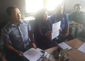 Kuasa Hukum Partai NasDem Gorontalo Dr. Duke Arie Widagdo (kiri) bersama pengurus partai Nasdem saat memberikan keterangan pers, Senin (4/3/2019). Foto: Lukman Polimengo.