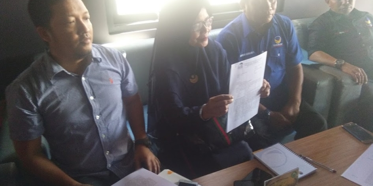 Kuasa Hukum Partai NasDem Gorontalo Dr. Duke Arie Widagdo (kiri) bersama pengurus partai Nasdem saat memberikan keterangan pers, Senin (4/3/2019). Foto: Lukman Polimengo.