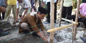 Bupati Gorontalo Nelson Pomalingo melakukan peletakan Batu Pertama pada pembangunan Masjid di Dusun Molamahu, Desa Huwungo Kecamatan Biluhu. Minggu,(03/03). Foto: Dok.Humas.