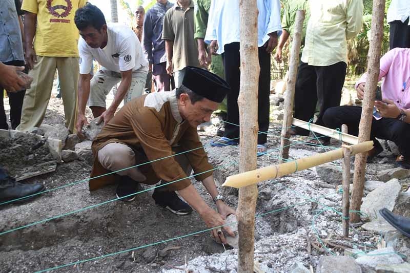 Bupati Gorontalo Nelson Pomalingo melakukan peletakan Batu Pertama pada pembangunan Masjid di Dusun Molamahu, Desa Huwungo Kecamatan Biluhu. Minggu,(03/03). Foto: Dok.Humas.