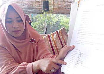 Nova Relina Uno, saat memberikan keterangan kepada awak media, perihal salah satu keluarga Uno yang memberikan dukungan terhadap capres Joko Widodo, Sabtu (2/3/2019). Foto: Lukman Polimengo.