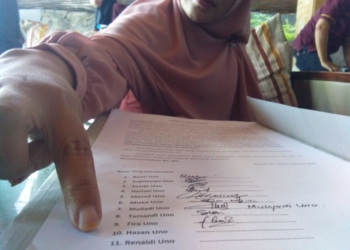 Nova Relina Uno, salah satu keluarga Cawapres Sandiaga Uno, menunjukan nama  salah satu keluarga yang telah meninggal. Foto: Lukman Polimengo.