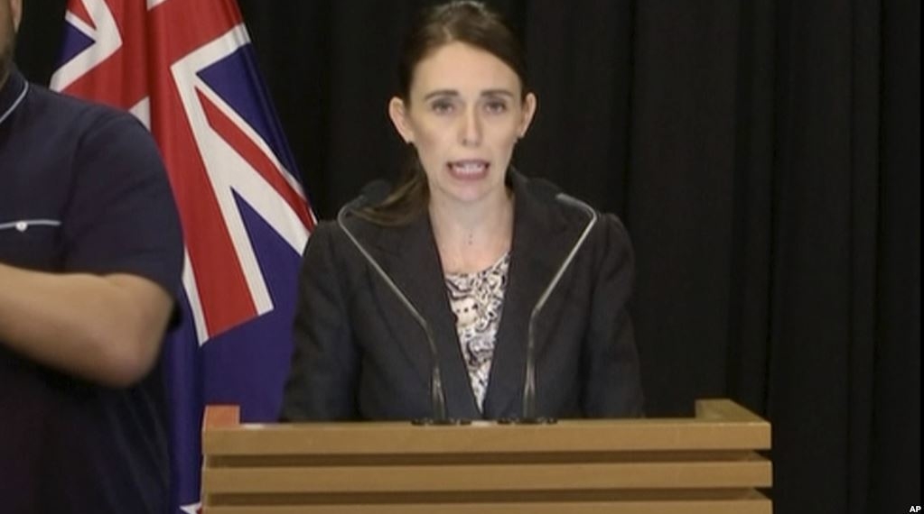 PM Selandia Baru Jacinda Ardern memberikan pengumuman soal larangan senjata semi otomatis di Wellington, Kamis (21/3). Foto: VOA.