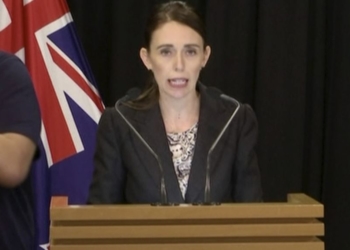 PM Selandia Baru Jacinda Ardern memberikan pengumuman soal larangan senjata semi otomatis di Wellington, Kamis (21/3). Foto: VOA.