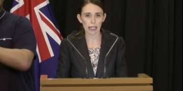 PM Selandia Baru Jacinda Ardern memberikan pengumuman soal larangan senjata semi otomatis di Wellington, Kamis (21/3). Foto: VOA.