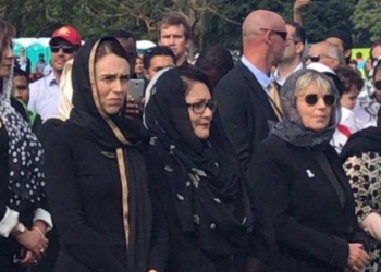 Perdana Menteri Selandia Baru  Jacinda Ardern mengenakan kerudung, pada peringatan satu minggu serangan terhadap Dua Masjid. Foto: VOA.