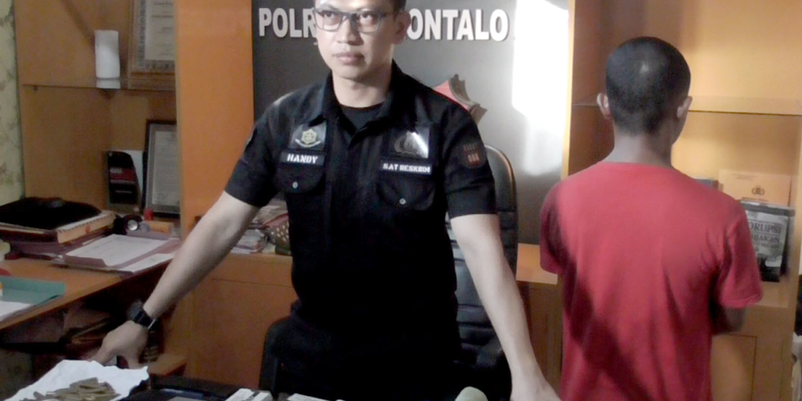 Kasat Rekrim Polres Gorontalo Kota, AKP Handy Seno Nugroho, saat memberikan keterangan terkait penangkapan penyeludupan peluru. Foto: Lukman Polimengo.
