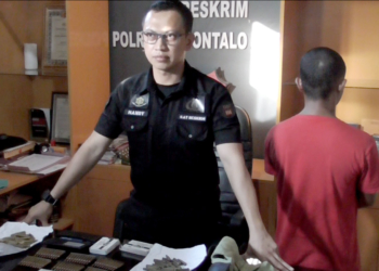 Kasat Rekrim Polres Gorontalo Kota, AKP Handy Seno Nugroho, saat memberikan keterangan terkait penangkapan penyeludupan peluru. Foto: Lukman Polimengo.