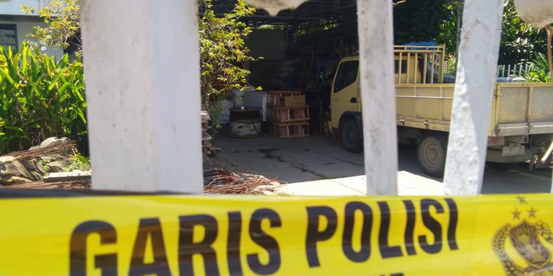 Aparat  memasang police line di TKP penganiayaan empat warga di Kelurahan Limba U 1, Kecamatan Kota Selatan, Kota Gorontalo. Foto: Lukman Polimengo.