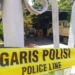 Aparat  memasang police line di TKP penganiayaan empat warga di Kelurahan Limba U 1, Kecamatan Kota Selatan, Kota Gorontalo. Foto: Lukman Polimengo.
