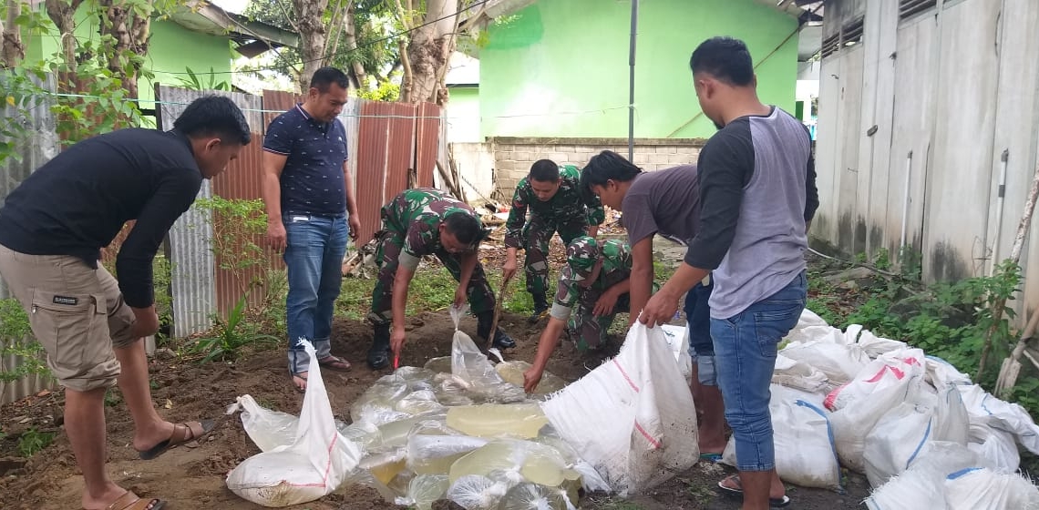 Jajaran Koramil Talaga bersama Tim Intel Korem 133/Nani Wartabone tengah memusnahkan barang bukti minuman beralkohol jenis Cap Tikus.