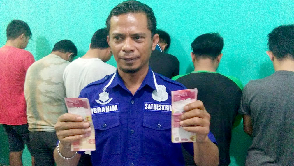 Kanit Reskrim Polsek Kota Selatan, Aipda Ibrahim, memperlihatkan barang bukti berupa uang jutaan rupiah,  saat menngelar jumpa pers, Selasa (5/3/2019). Foto: Lukman Polimengo.