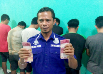 Kanit Reskrim Polsek Kota Selatan, Aipda Ibrahim, memperlihatkan barang bukti berupa uang jutaan rupiah,  saat menngelar jumpa pers, Selasa (5/3/2019). Foto: Lukman Polimengo.