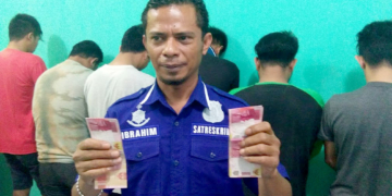 Kanit Reskrim Polsek Kota Selatan, Aipda Ibrahim, memperlihatkan barang bukti berupa uang jutaan rupiah,  saat menngelar jumpa pers, Selasa (5/3/2019). Foto: Lukman Polimengo.