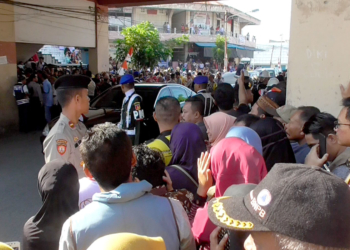Warga antusias menyambut kedatangan Presiden Joko widodo bersama rombongan,  di Pasar Sentral, Kota Gorontalo, Jumat (1/3/2019).