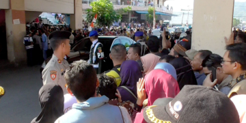 Warga antusias menyambut kedatangan Presiden Joko widodo bersama rombongan,  di Pasar Sentral, Kota Gorontalo, Jumat (1/3/2019).